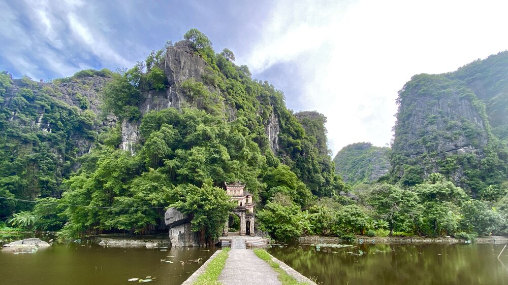 Trải nghiệm thiền giữa đất trời Ninh Bình mùa hạ: Tràng An - Tam Cốc - Bích Động 7 oai linh chua bich dong ngoi chua co cheo leo tren day truong yen 1 1640419257