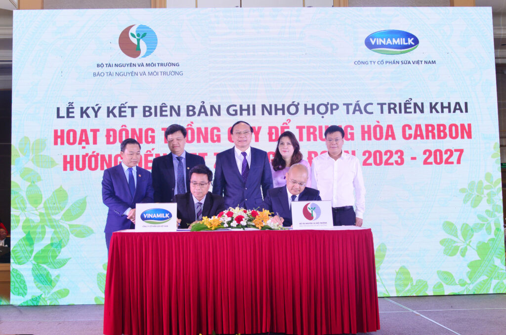 Môi trường bền vững là gì? Giải pháp xây dựng một tương lai xanh 20 Đại diện Vinamilk và Báo Tài nguyên và Môi trường ký biên bản ghi nhớ hợp tác cho dự án trồng cây hướng đến Net Zero (Nguồn Vinamilk)
