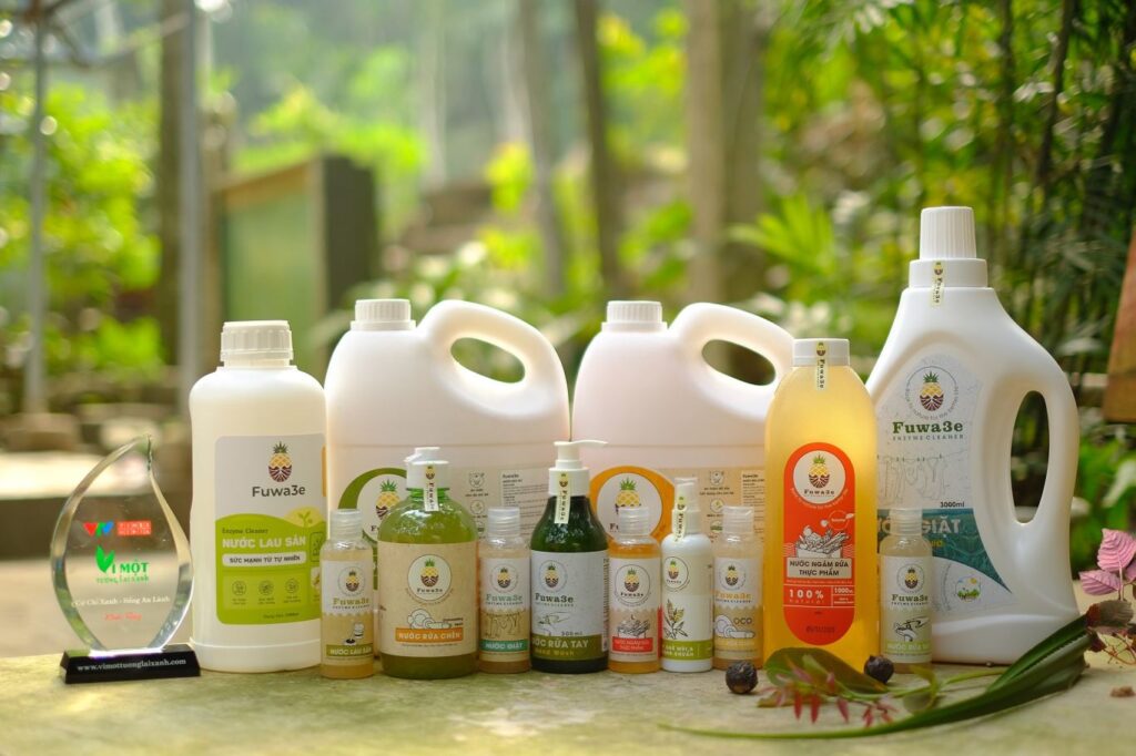 10 Cách làm sạch không khí trong nhà hiệu quả giúp bảo vệ sức khỏe của bạn ngay hôm nay! 14 Fuwa3e - Dòng sản phẩm tẩy rửa tự nhiên ứng dụng công nghệ enzyme từ vỏ dứa đã đạt chứng nhận OCOP 4 sao (2021) và là minh chứng cho việc đón đầu xu hướng tiêu dùng xanh tại Việt Nam (Nguồn: Internet)