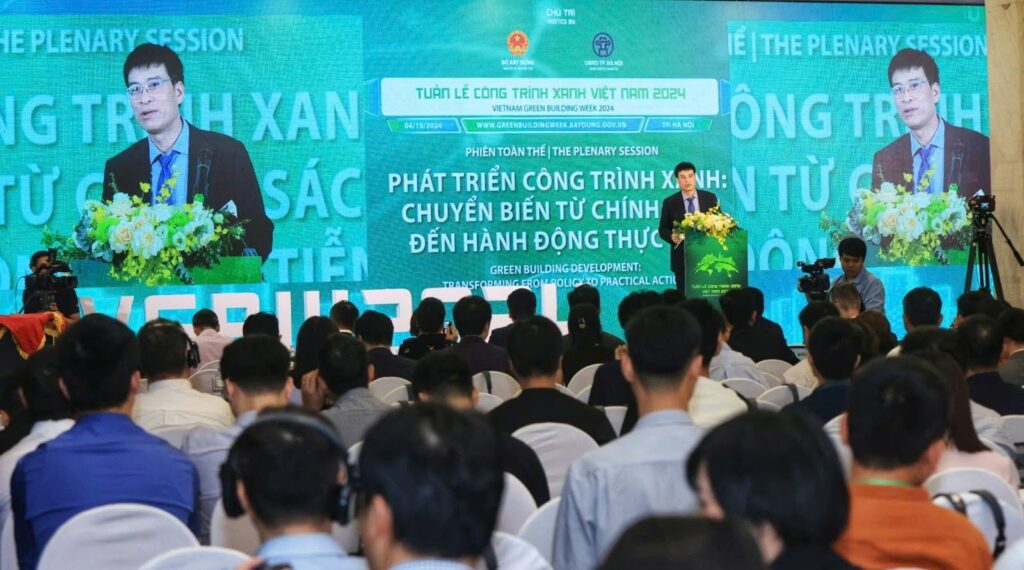 Kiến trúc xanh - Tương lai của ngành xây dựng bền vững tại Việt Nam 30 Toàn cảnh phiên toàn thể Phát triển công trình Xanh: Chuyển biến từ chính sách đến hành động thực tiễn (2024)