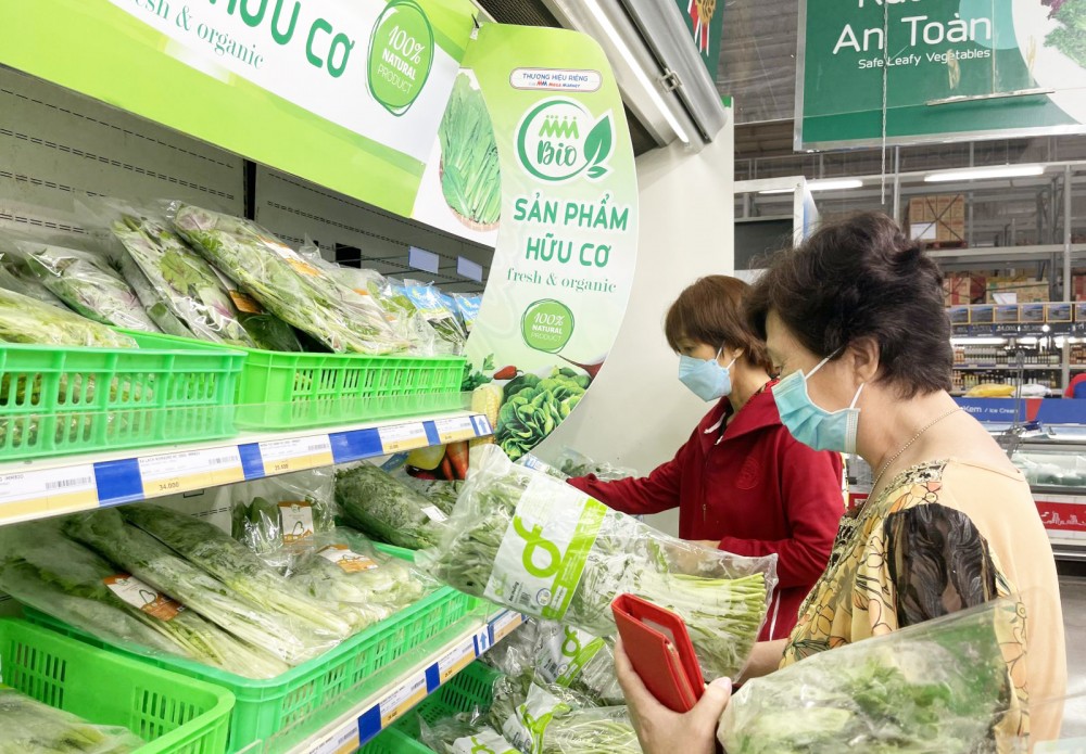 Lối Sống Xanh: Hành trình Tiêu dùng tiết kiệm - Bảo vệ Trái Đất 18 Người tiêu dùng chọn mua sản phẩm hữu cơ tại Trung tâm MM Mega Market Hưng Lợi.