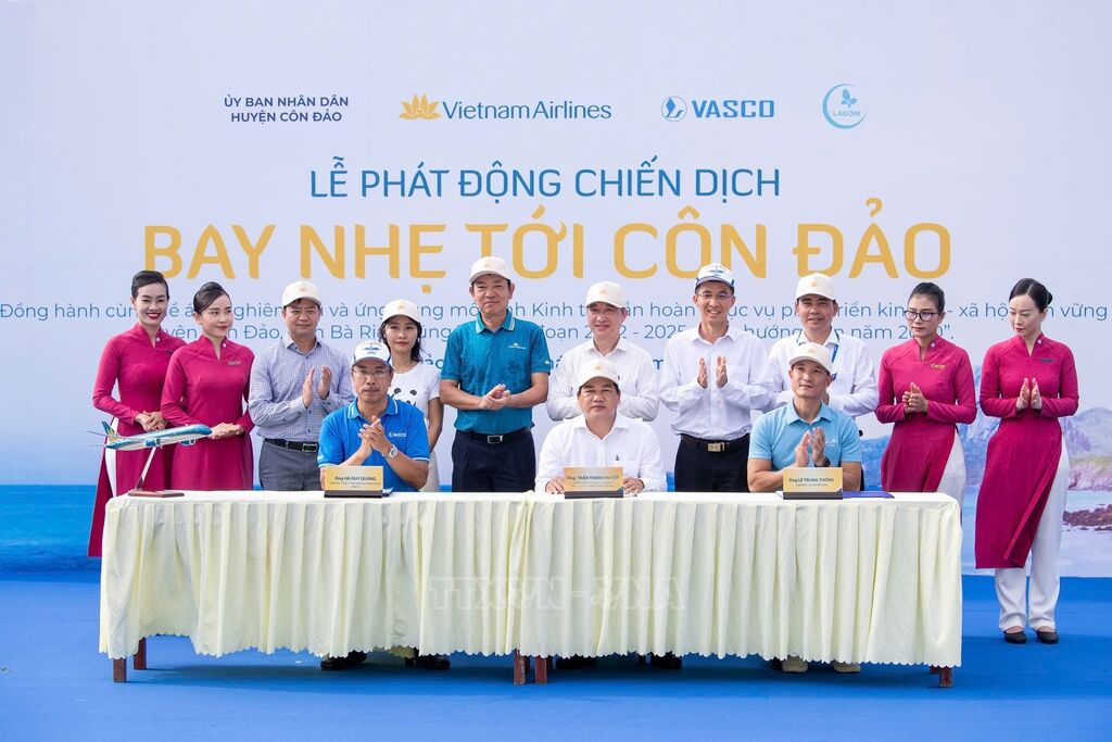 Lối Sống Xanh: Hành trình Tiêu dùng tiết kiệm - Bảo vệ Trái Đất 13 Phát động Chiến dịch “Bay nhẹ tới Côn Đảo” nhằm giảm phát thải CO2, tăng cường thu gom, xử lý và tái chế các loại chất thải, hướng tới phát triển hàng không-du lịch bền vững (Ảnh: Chính sách & Cuộc sống)